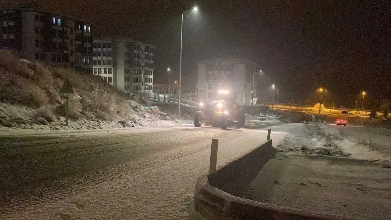 Burdur’da Akşam Bastıran Kar Trafiği Kilitledi: Sürücüler Yolda Kaldı! 6